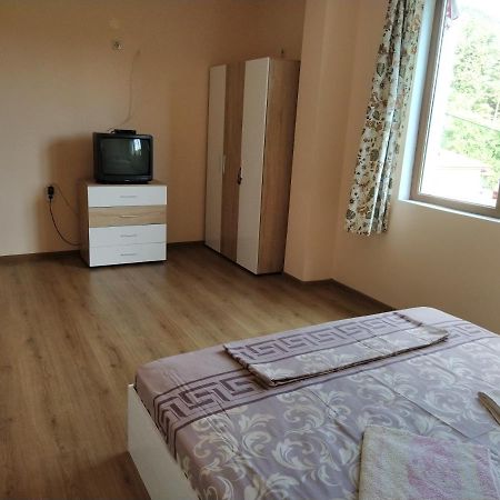 Guest House Proynovi Kalofer Ngoại thất bức ảnh