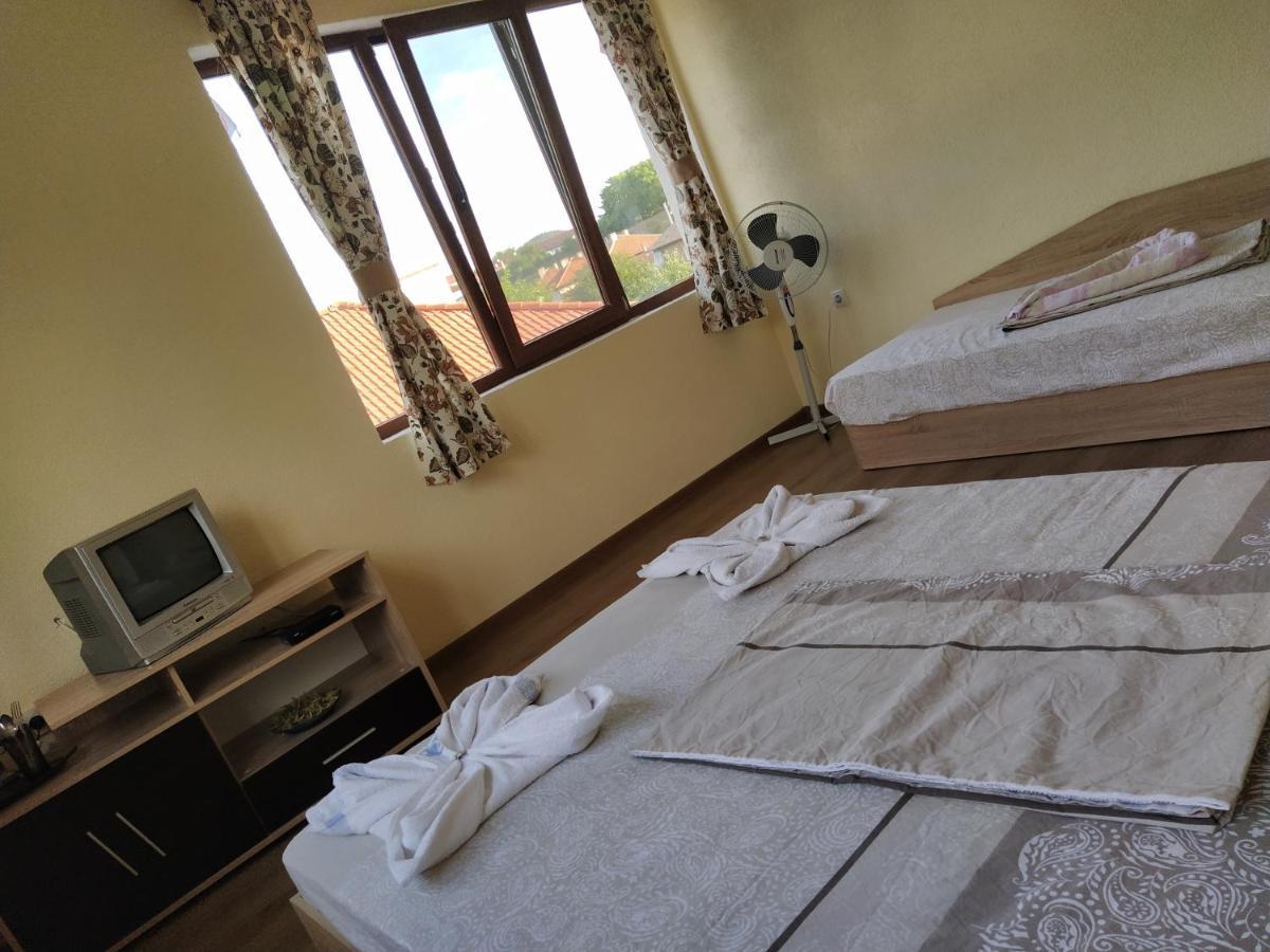 Guest House Proynovi Kalofer Ngoại thất bức ảnh