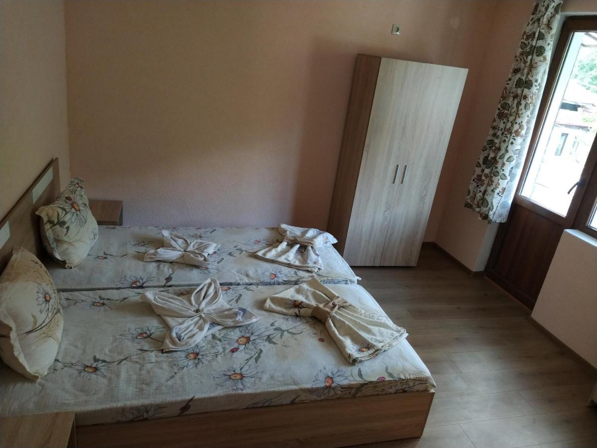Guest House Proynovi Kalofer Ngoại thất bức ảnh