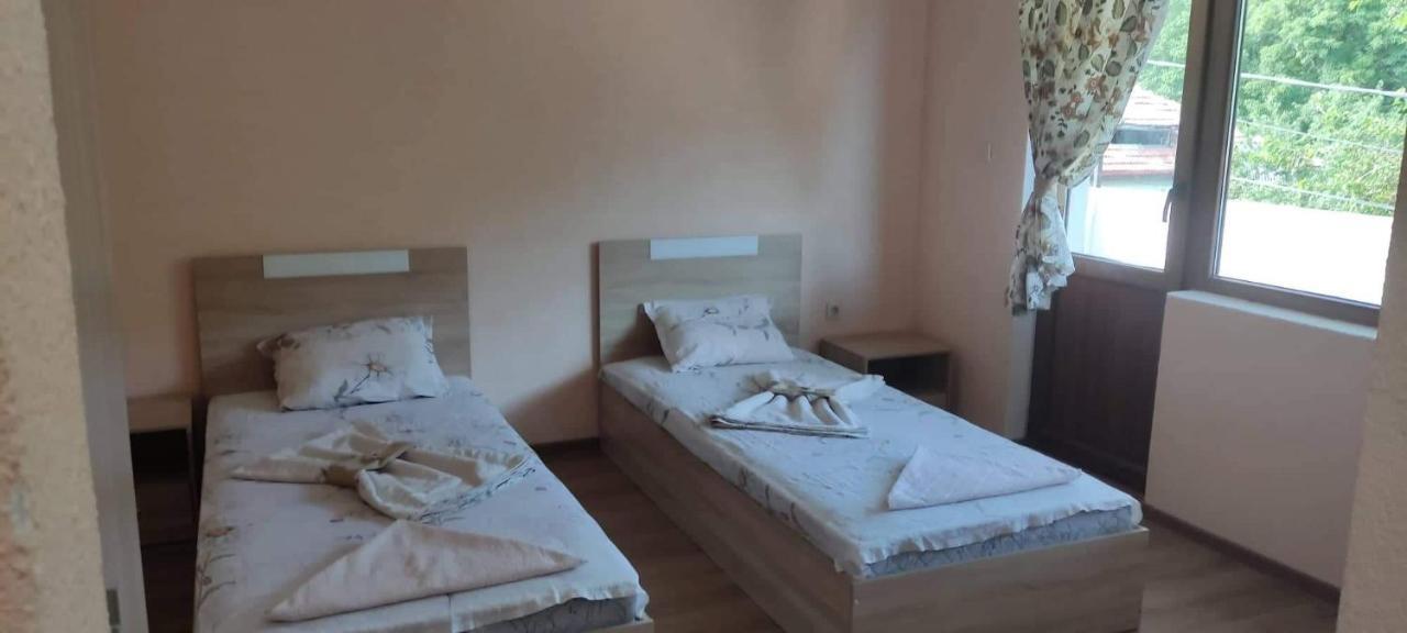 Guest House Proynovi Kalofer Ngoại thất bức ảnh