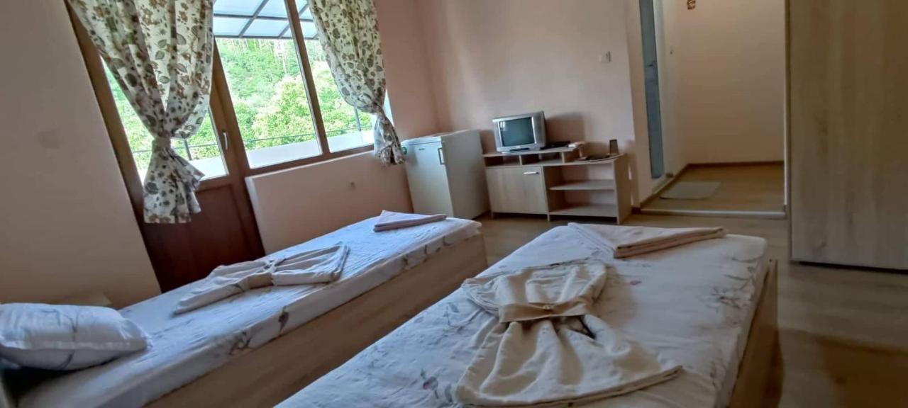 Guest House Proynovi Kalofer Ngoại thất bức ảnh